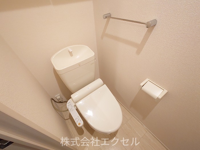 トイレ　温水洗浄便座です。