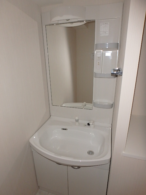 洗面設備　ドレッサー部に収納もしっかり備えております。