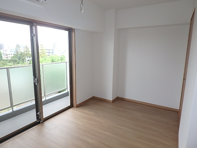 居室・リビング　家具も併せやすいナチュラルカラー。