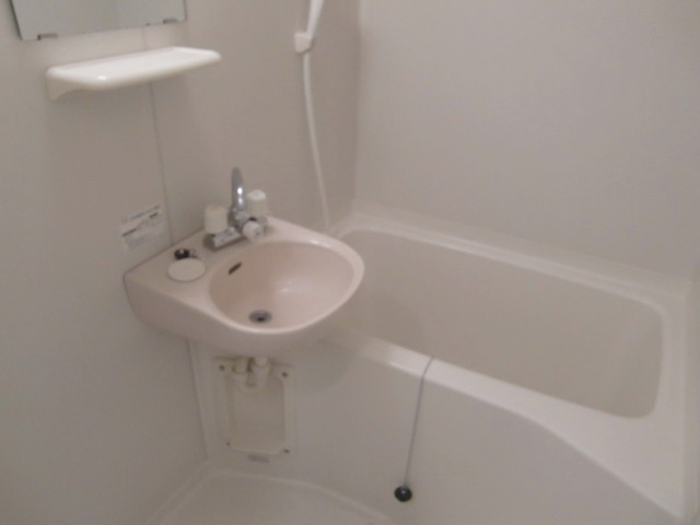 バス・シャワールーム　清潔感のあるバスルームで１日の疲れを癒しましょう。