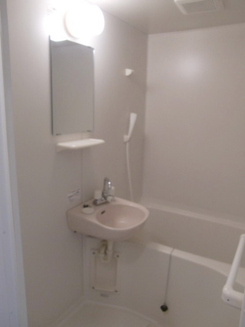 洗面設備　鏡付きの洗面台です。