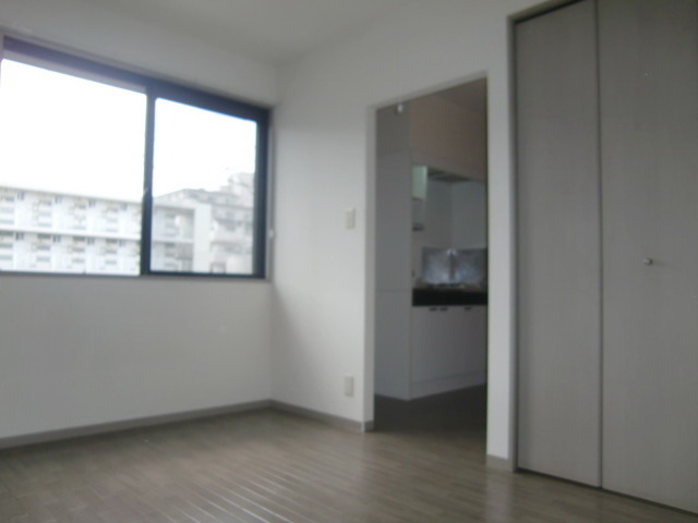 居室・リビング　２面採光の明るいお部屋、フローリングの色合いもオシャレですね