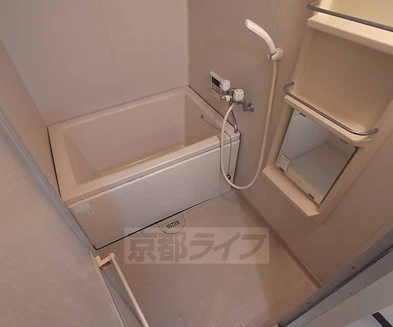 バス・シャワールーム　鏡も付いておりますバスルーム