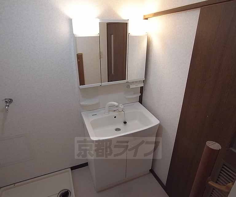 洗面設備　大きな独立洗面台。