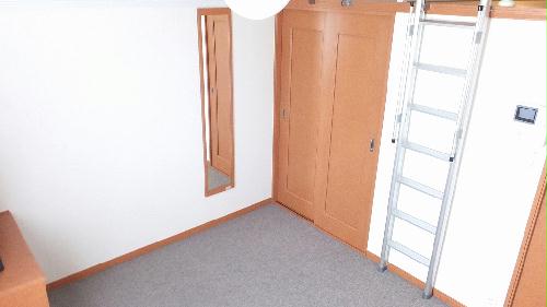 居室・リビング　2Fの床面は、カーペット敷き