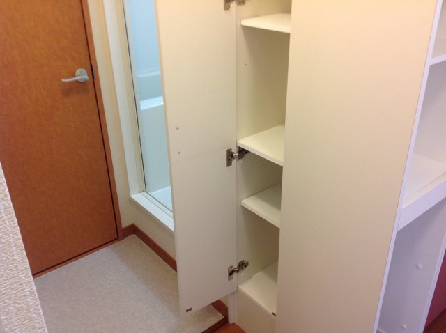 収納　キッチン横に収納棚つき