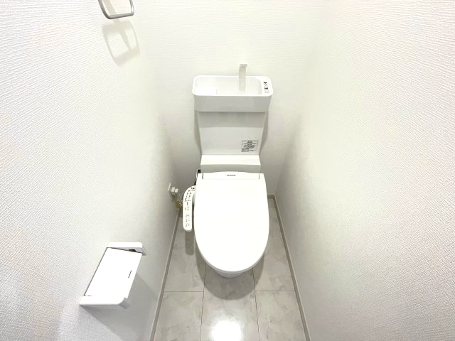 トイレ　落ち着いた色調のトイレです