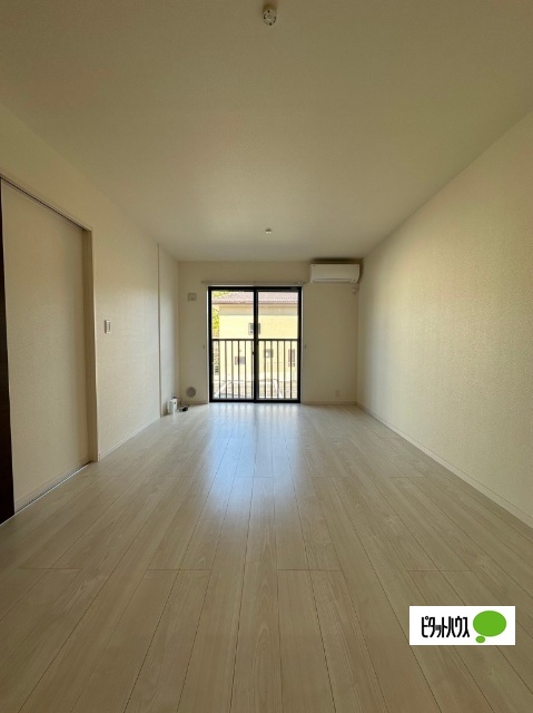 居室・リビング　同物件別部屋