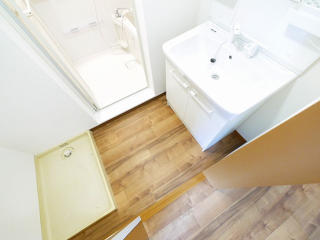 洗面設備　明るい洗面所です