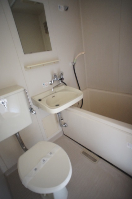 バス・シャワールーム　お掃除がしやすい洗面台付き３点ユニットです☆