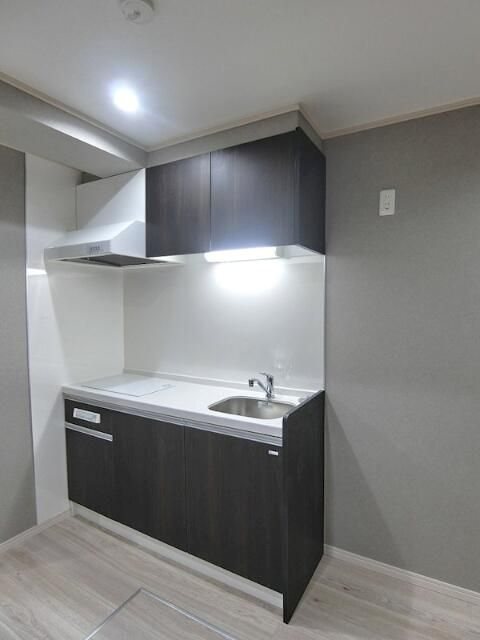 キッチン　リンドアカシア色のお洒落なキッチン！２口ＩＨキッチンなのでお