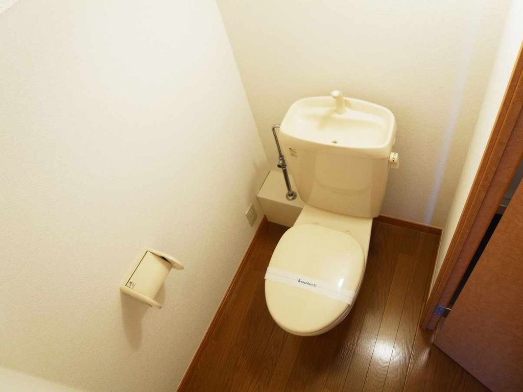 トイレ　仕様、設備は現況と異なる場合があります。