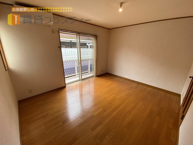 居室・リビング　横長のお部屋で使い勝手良いです。