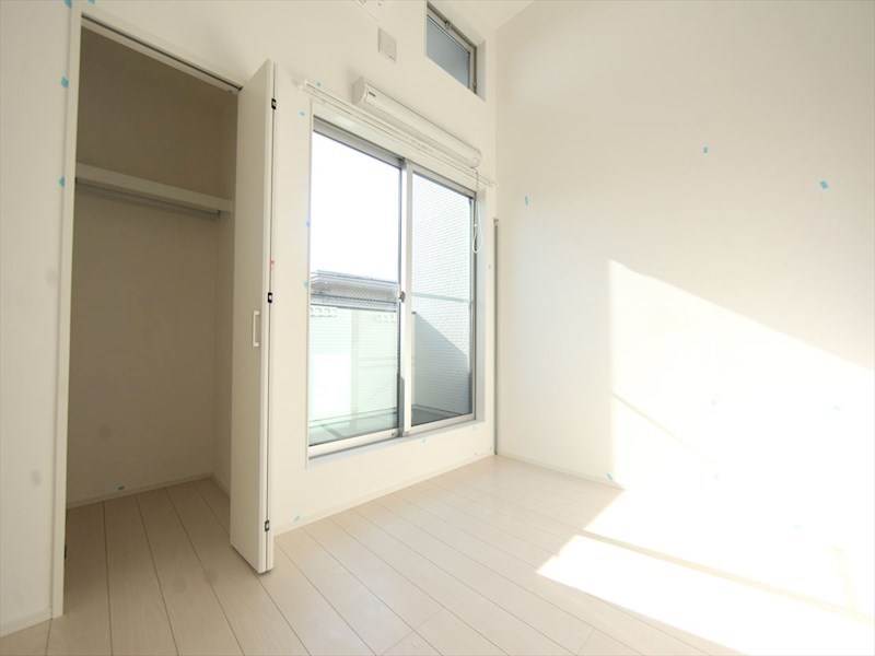 居室・リビング　洋室5.3帖　ロフト4.8帖（収納にも寝室にも使えます）