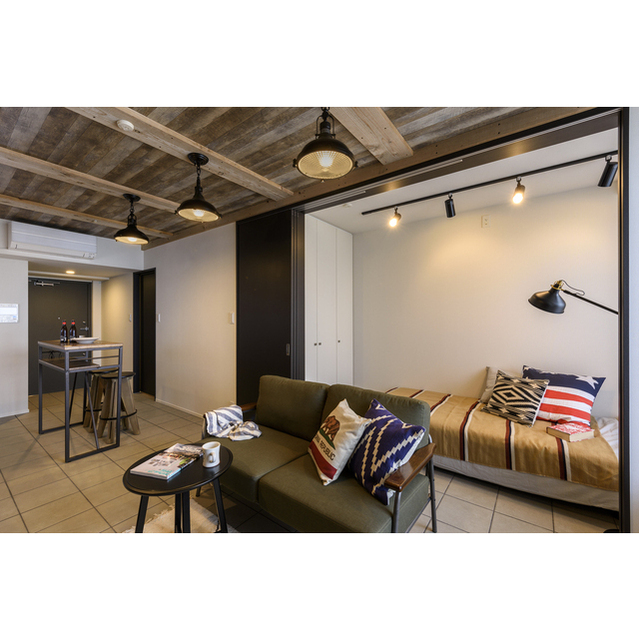 居室・リビング　家具・調度品等は配置例です。実際の賃貸住