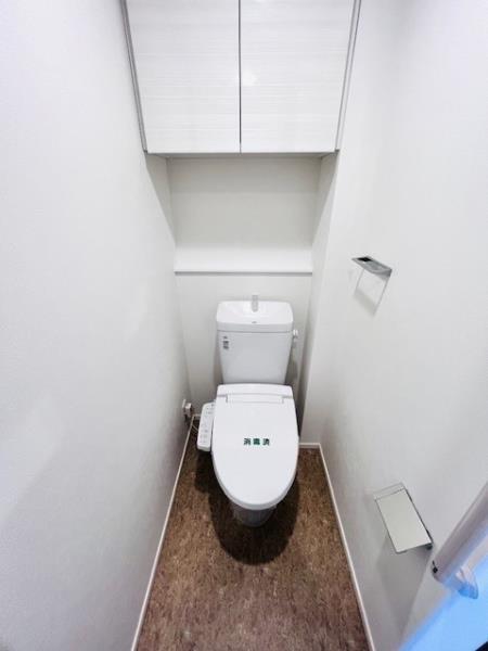 トイレ　落ち着いた色調のトイレです