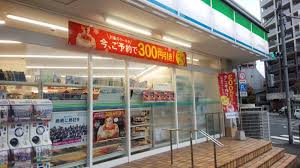 コンビニ　ファミリーマート新宿弁天町店（コンビニ）まで305m