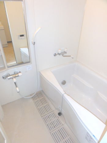 バス・シャワールーム　追い焚き付きのバスルーム