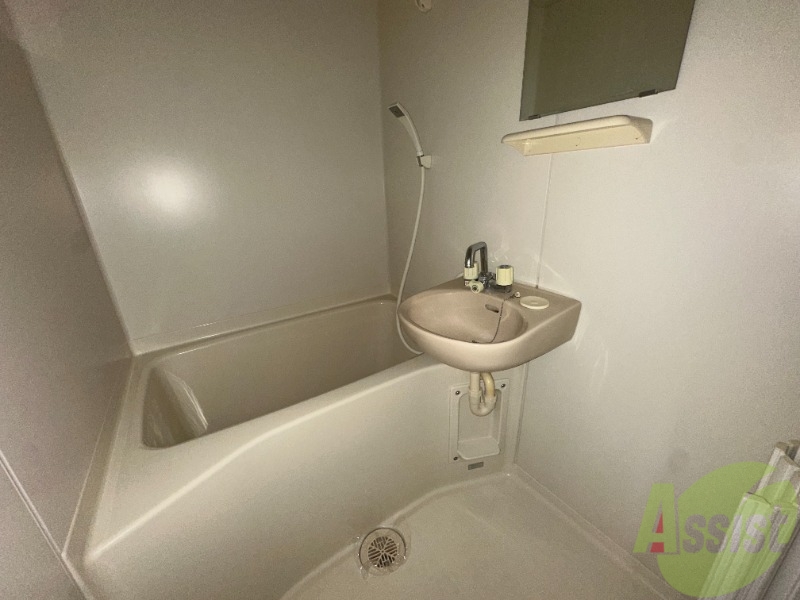 バス・シャワールーム　バスルームはちょうどいい広さの浴槽があり洗面台もあります
