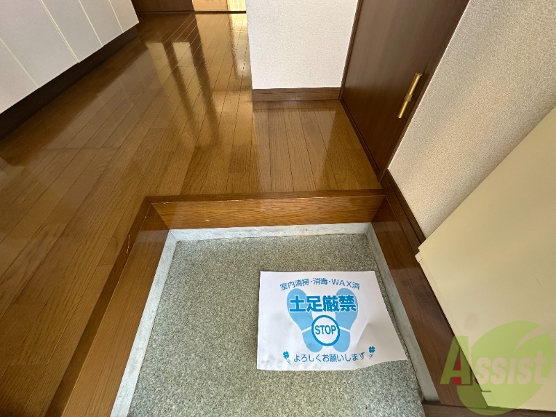 玄関　玄関の様子です。入ってすぐキッチンがあります