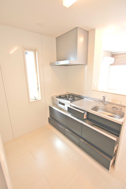 キッチン　ガスコンロ３口＋グリル付きのシステムキッチン