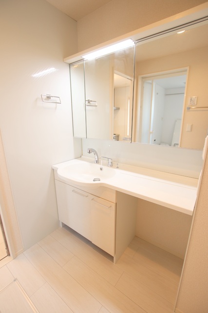 洗面設備　忙しい朝も嬉しい広々シャワー付き洗面台