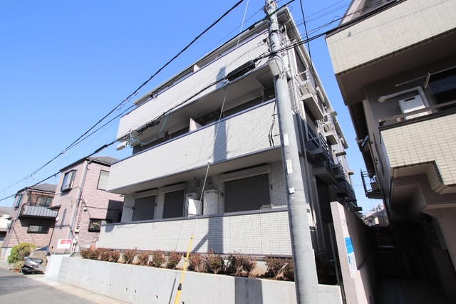 建物外観　３階建て鉄骨造マンション