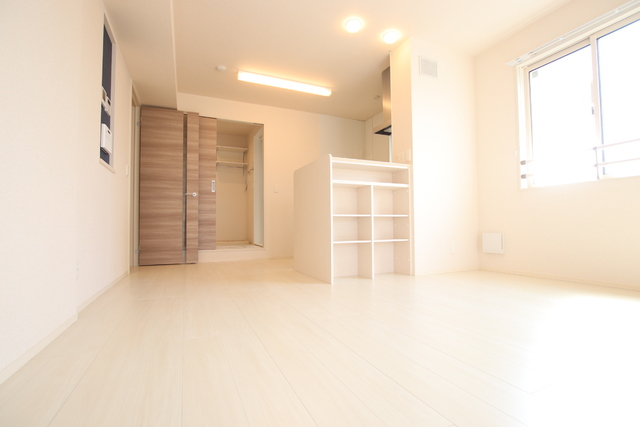 居室・リビング　１１帖のＬＤＫ　キッチンの裏には収納スペースも♪