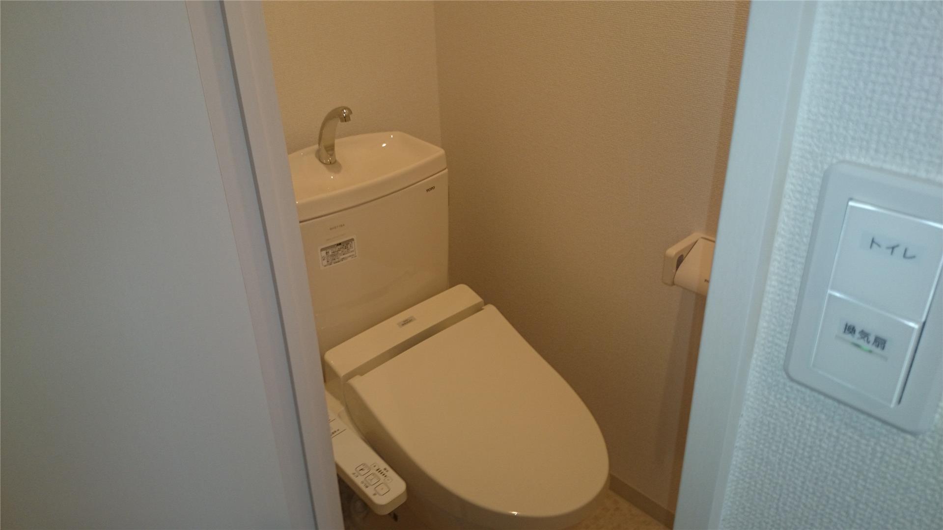 トイレ　温水洗浄便座