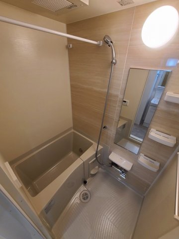 バス・シャワールーム　コンパクトで使いやすいお風呂です