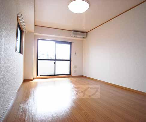 居室・リビング　明るい室内