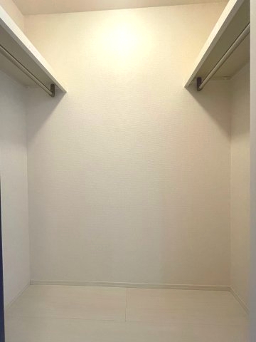 収納　クローゼットへは、両側に枕棚＆ハンガーパイプ付いています♪