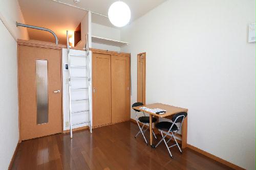 居室・リビング　ロフトタイプは天井が高いので開放的なお部屋となります。
