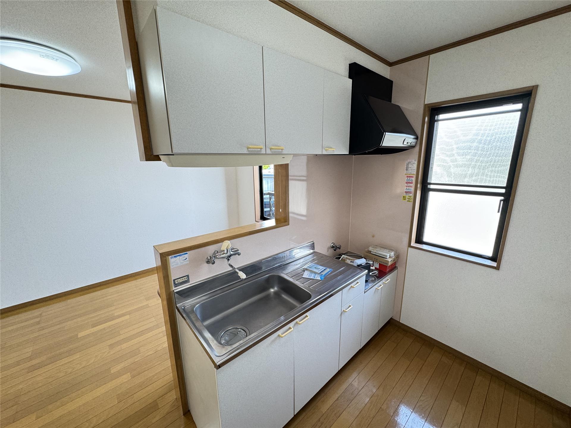 キッチン　（別部屋参考イメージ）対面式キッチン♪窓もあって明るいです！