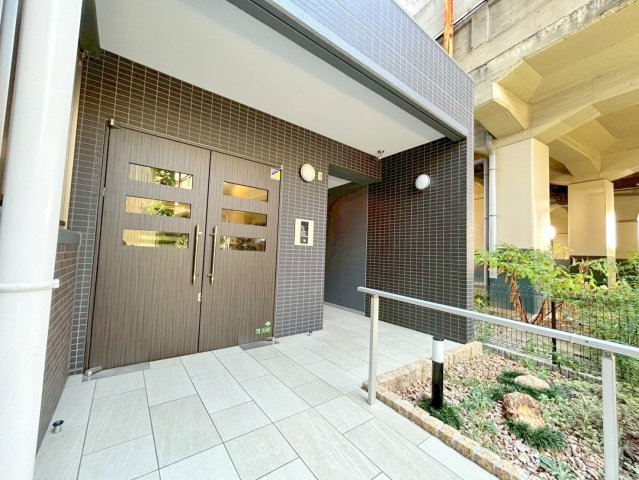 エントランス　オシャレなエントランスは安心のオートロック付きです。