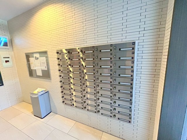 ロビー　ロビーにある各部屋毎のメールボックス。