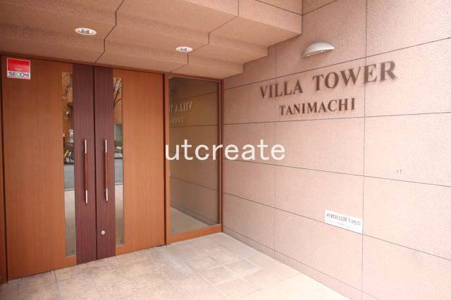 エントランス　エントランスは両開きのドアになっております。