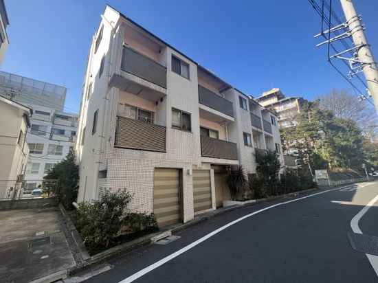 建物外観　常時ゴミ出し可能　角部屋 　☆テラス付き☆