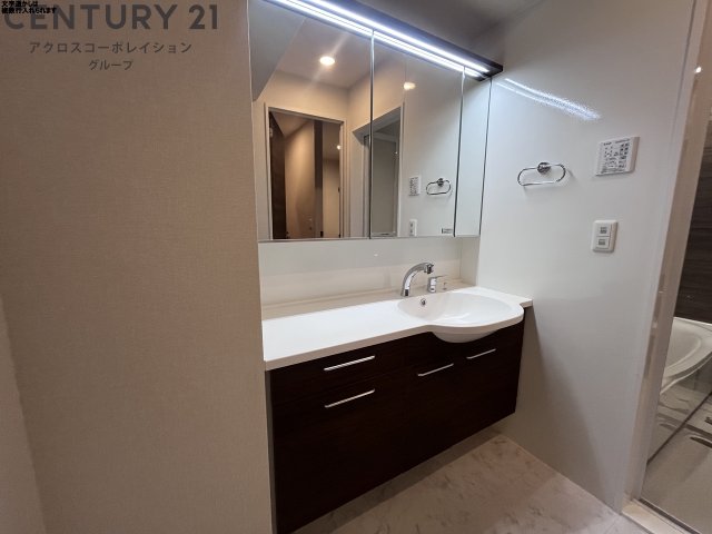 洗面設備　広々とした洗髪洗面化粧台付き♪