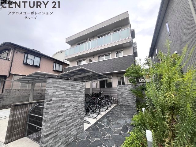 建物外観　防犯カメラ付きでセキュリティ安心！宅配BOX付！