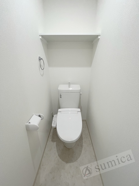 トイレ　人気アイテムの温水洗浄便座。清潔感のあるトイレです。