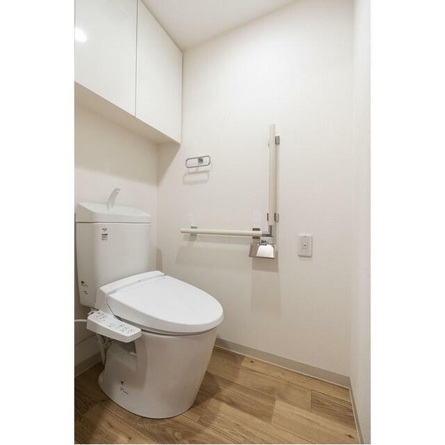 トイレ　温水洗浄便座。