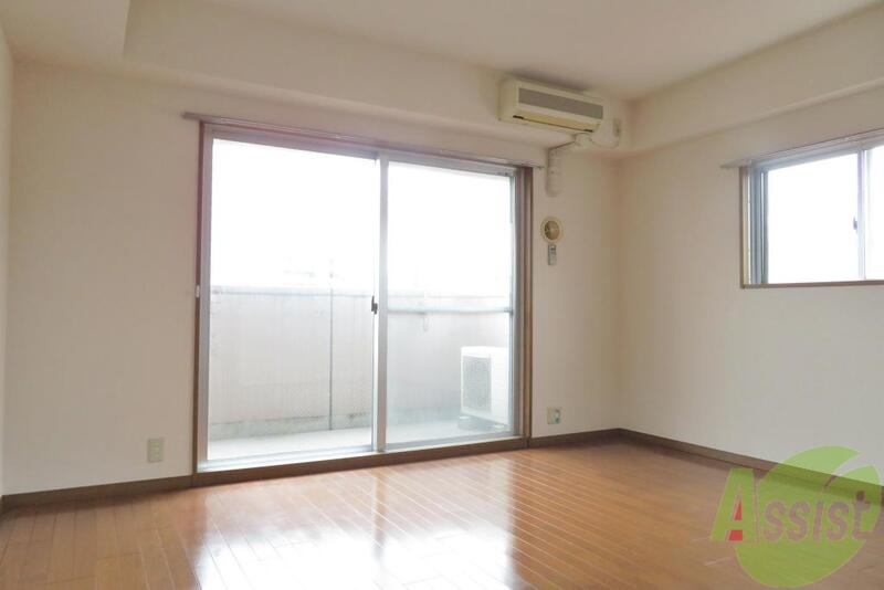 居室・リビング　リビングは、１０帖ある洋室です。広々使いましょう。