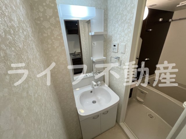 洗面設備　独立洗面化粧台が付いています
