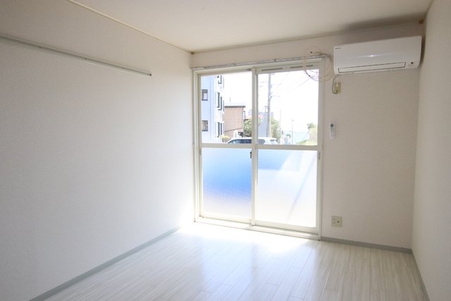 居室・リビング　二面採光、日当たり良好な洋室６帖