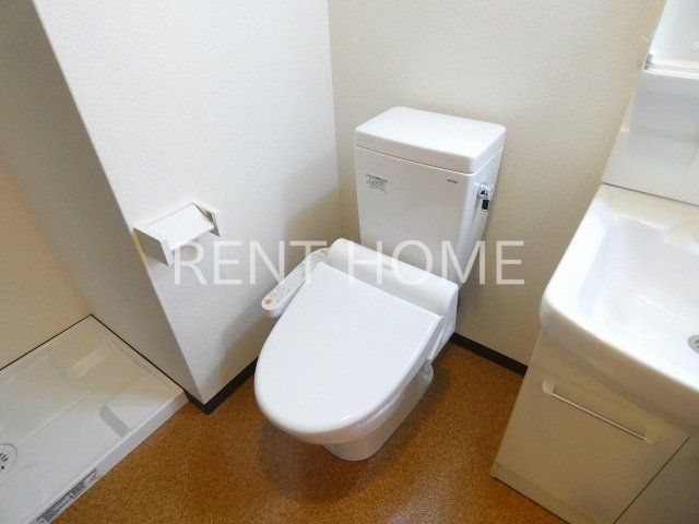 トイレ　温水洗浄便座付きのトイレです。