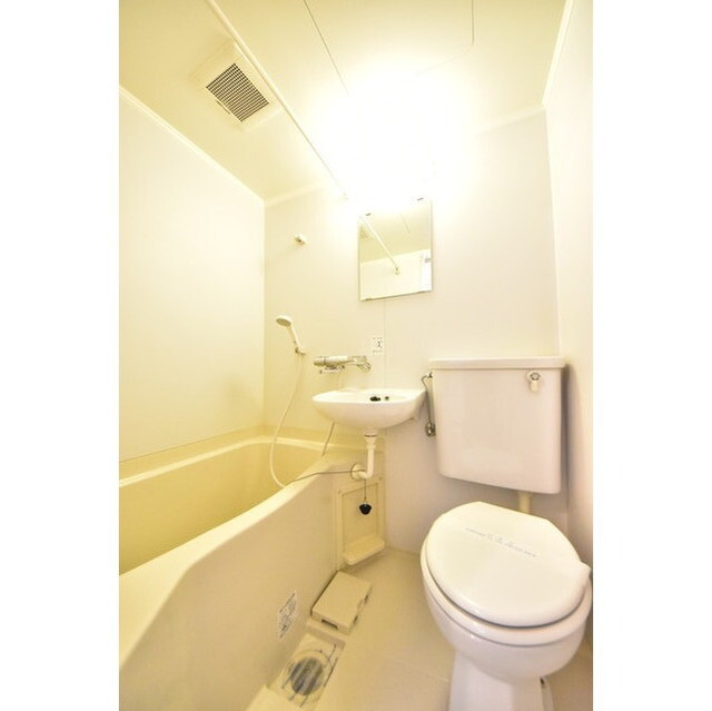 バス・シャワールーム　明るい色調の室内です