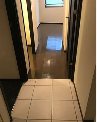 玄関　写真は同タイプ住居です。