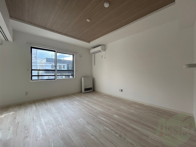 居室・リビング　日当たりが良くて心地よく過ごせそうなお部屋です。