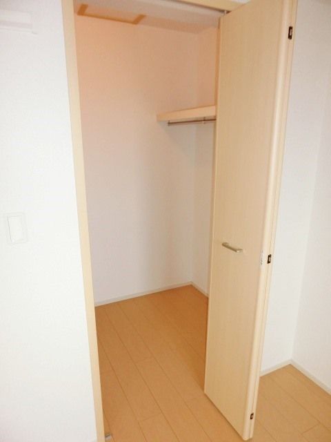 収納　広々としたクローゼットです。